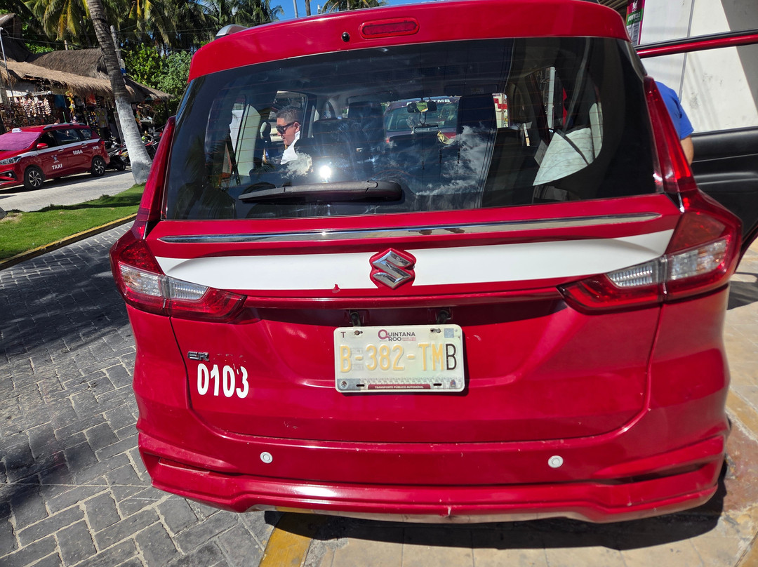 Taxi en Isla Mujeres by Charlie Martinez