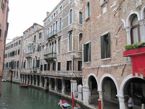 安缇卡道奇酒店主图