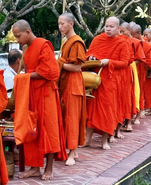布施仪式-琅勃拉邦必去景点