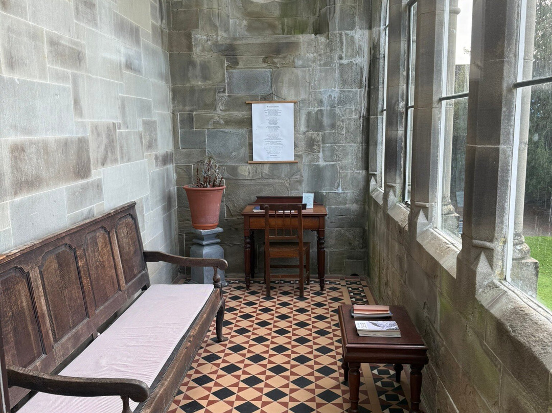 Newton House-兰代洛必去景点