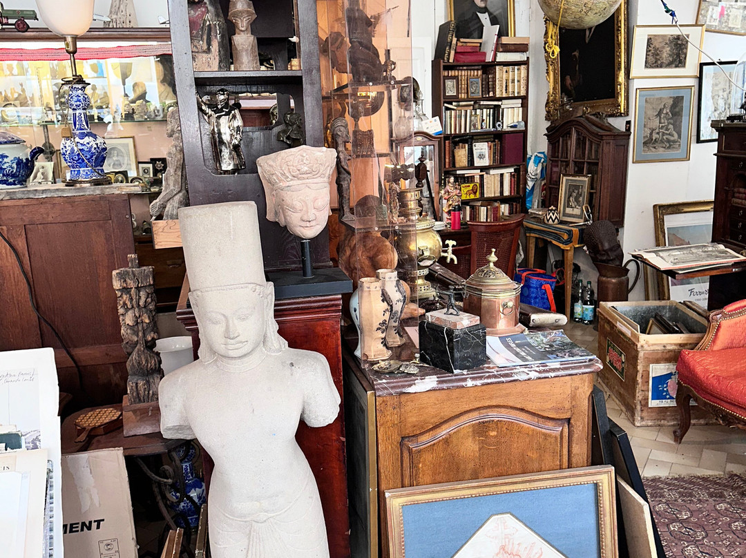 LA COUR DES BROCANTEURS
