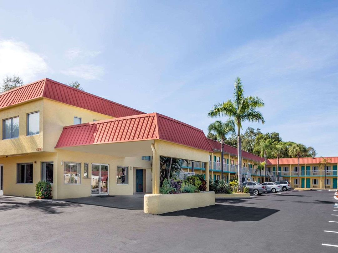 萨拉索塔速8酒店-近西耶斯特基主图