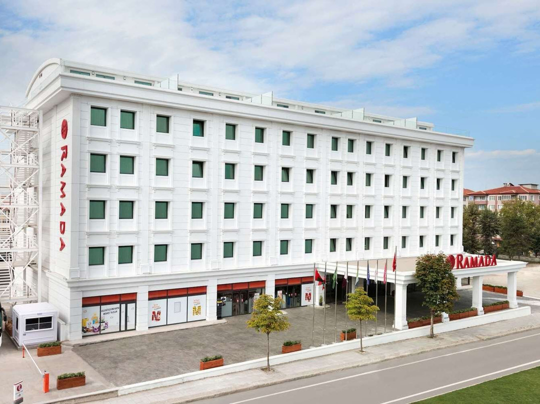 亚洛瓦温德姆华美达酒店主图