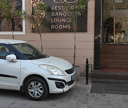 Lazeez Restaurant and Hotel主图