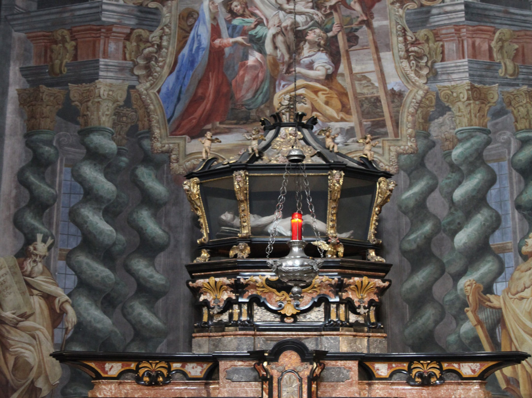 Piazza e Chiesa S. Antonio-洛迦诺必去景点