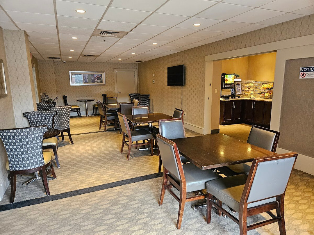 基恩市中心万枫套房酒店主图