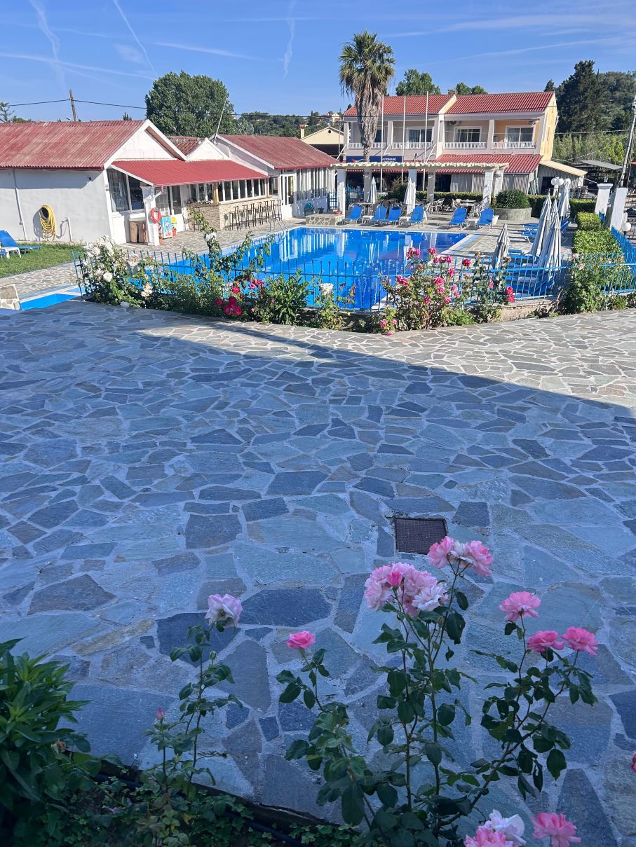 特里亚阿德尔菲亚公寓式酒店-旅行者