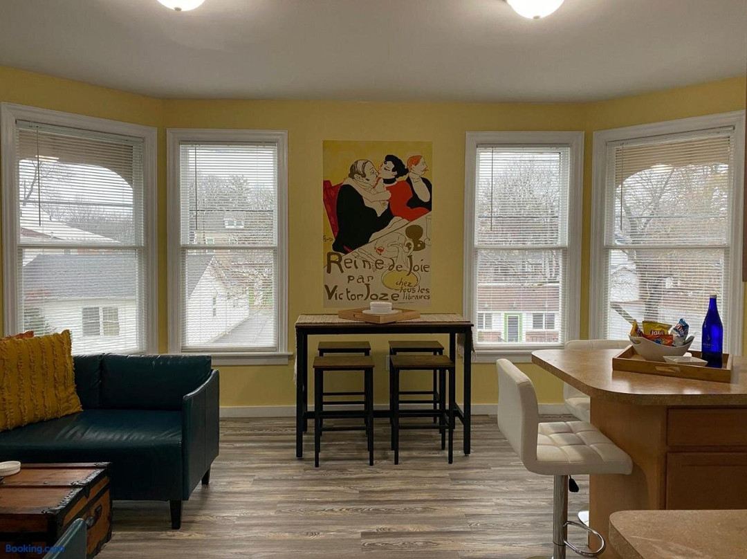2 BR Loft - Walk to Cafes-Breweries- Arts & Entertainment District