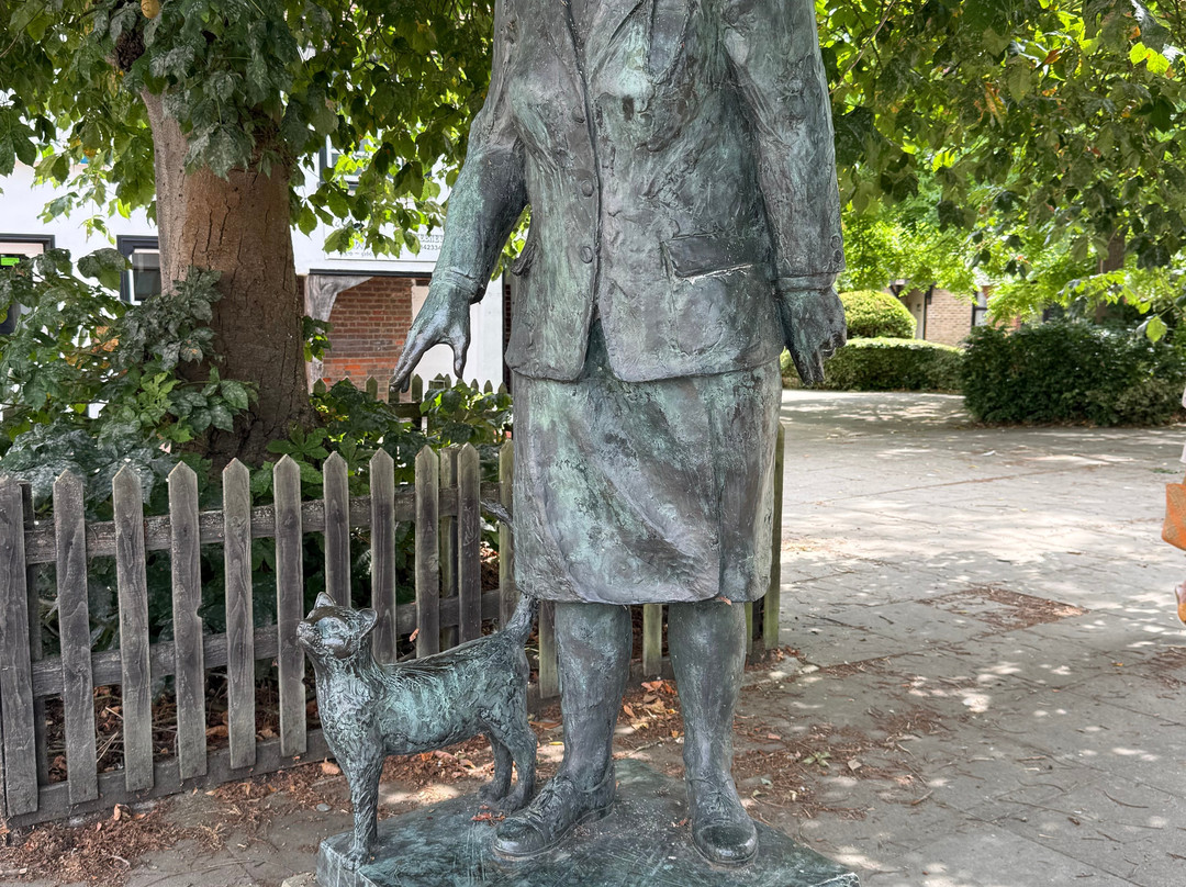 Dorothy L Sayers Statue-Witham必去景点