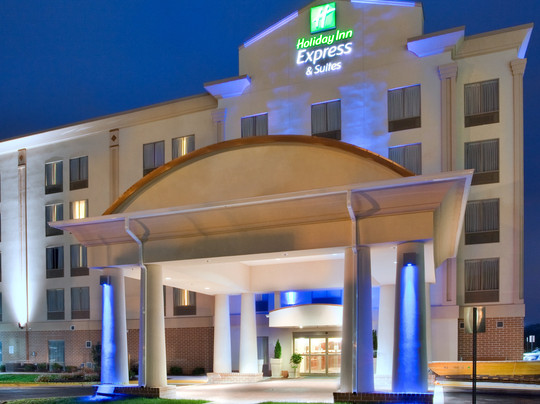 Holiday Inn Express & Suites Fredericksburg by IHG主图