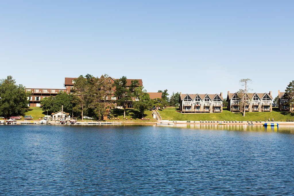 Madden's on Gull Lake-官方