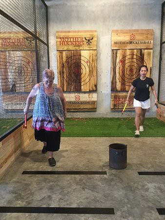 Mother Huckers Axe Club-Tibubeneng必去景点