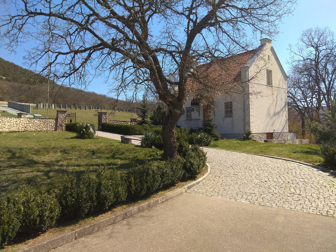German Cemetery-Honcharne必去景点