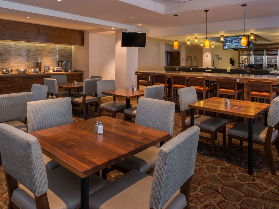 East Grand Bar and Grille at The DoubleTree