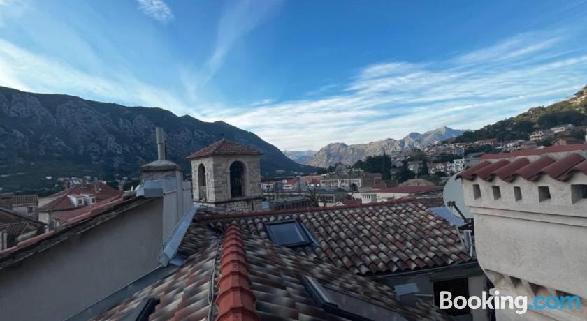 Puerta Hotel Kotor