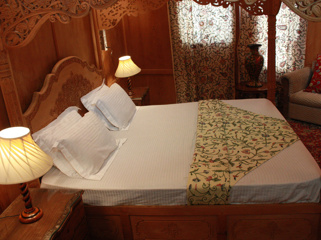 Khilona Heritage Houseboats