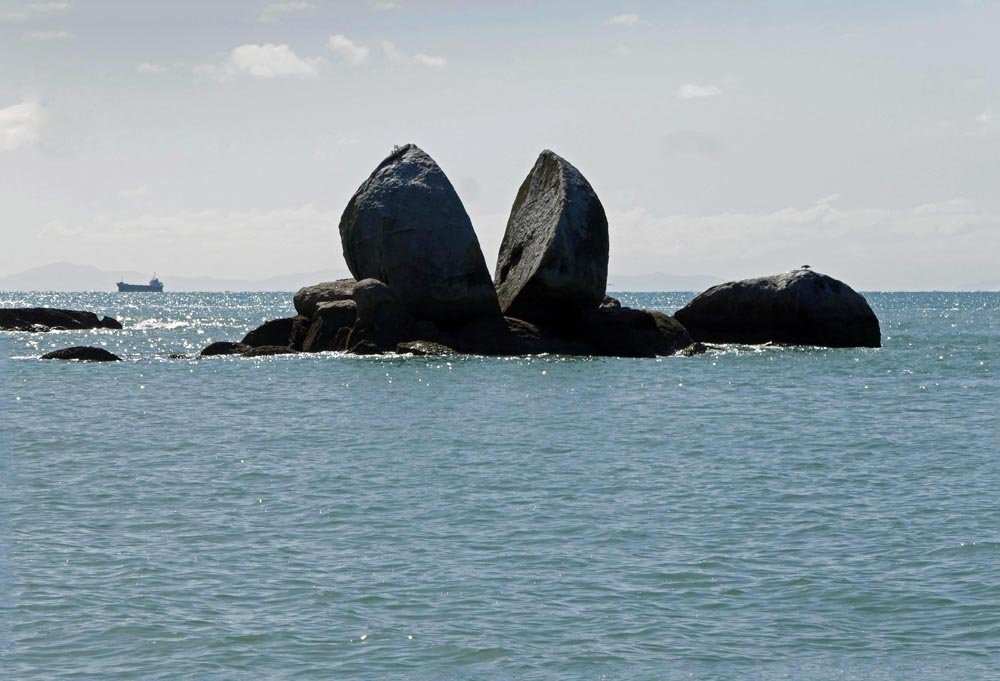 Split Apple Rock景点图片