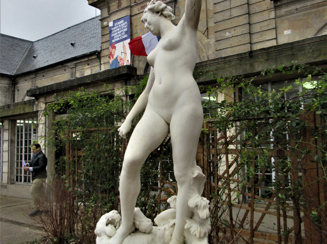 Femme nue debout son bras gauche levé-Stains必去景点