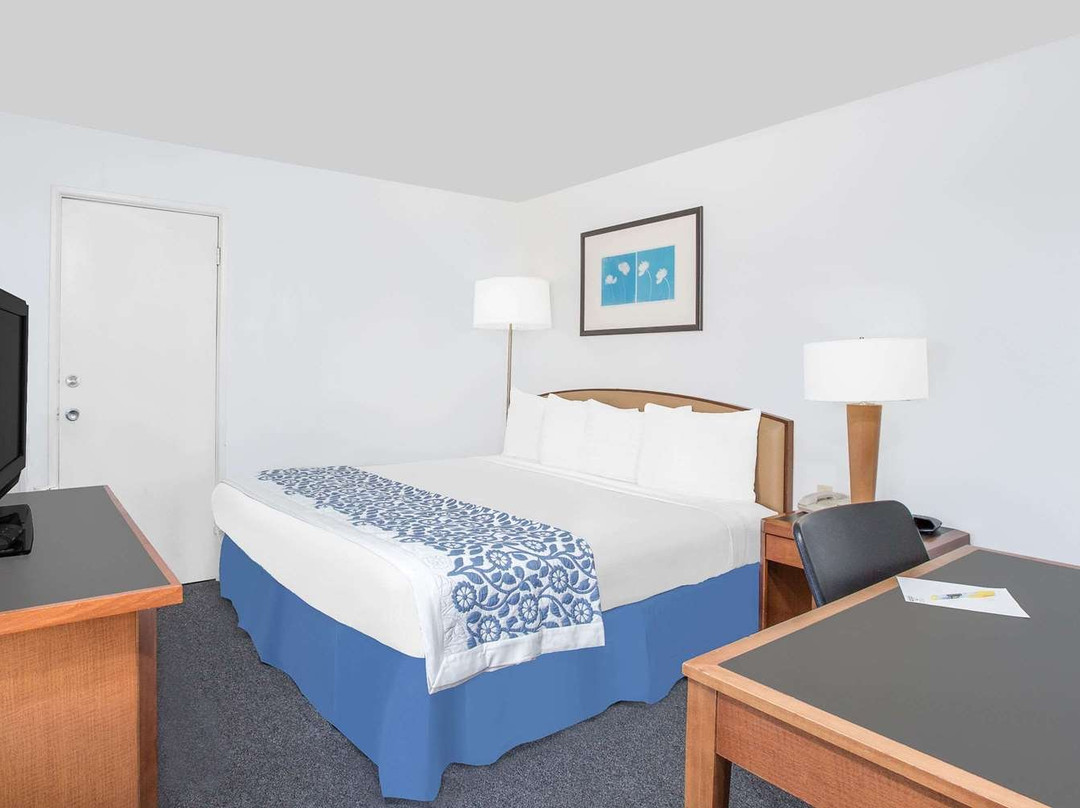 Travel Inn & Suites主图