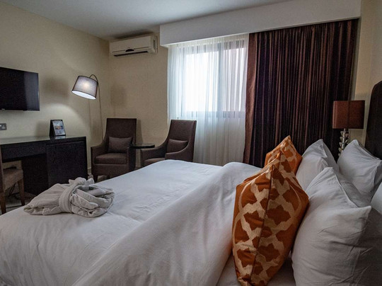 Oak Plaza Hotel East Airport主图