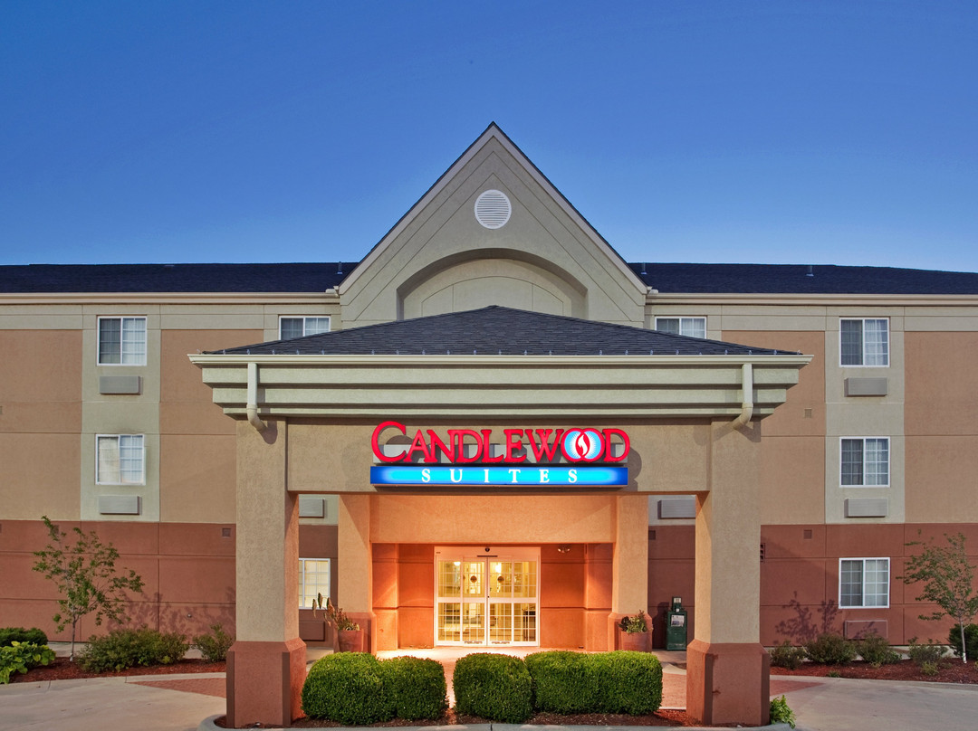 恩波里亚烛木套房酒店主图