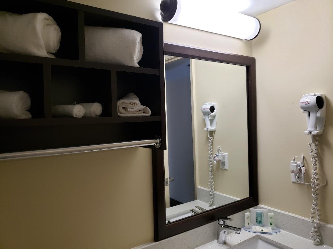 Quality Inn & Suites Bathurst-浴室