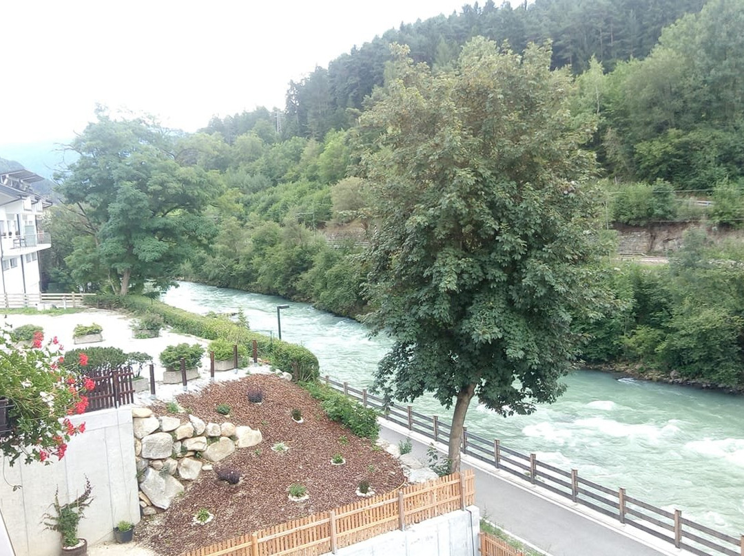 River Hotel Post主图