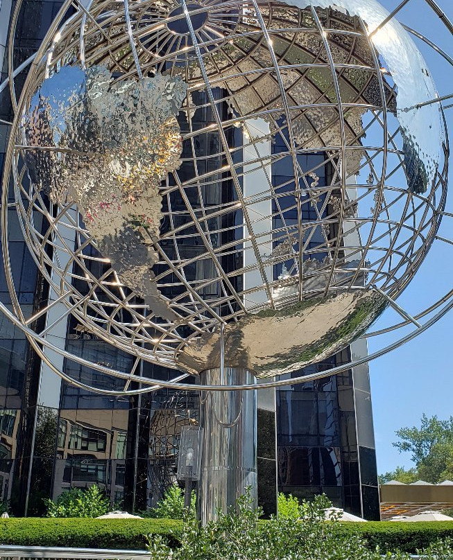 Globe Sculpture at Columbus Circle景点图片