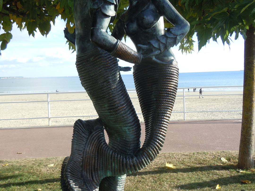 Sculpture Couple de Sirenus景点图片