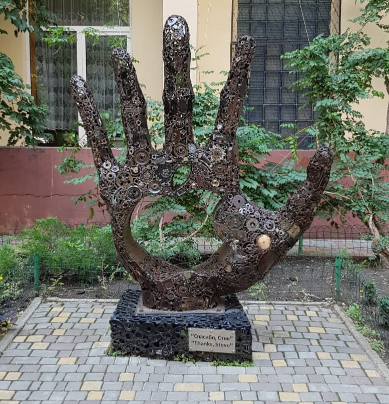 Monument to Steve Jobs 'Thanks, Steve'-敖德萨必去景点
