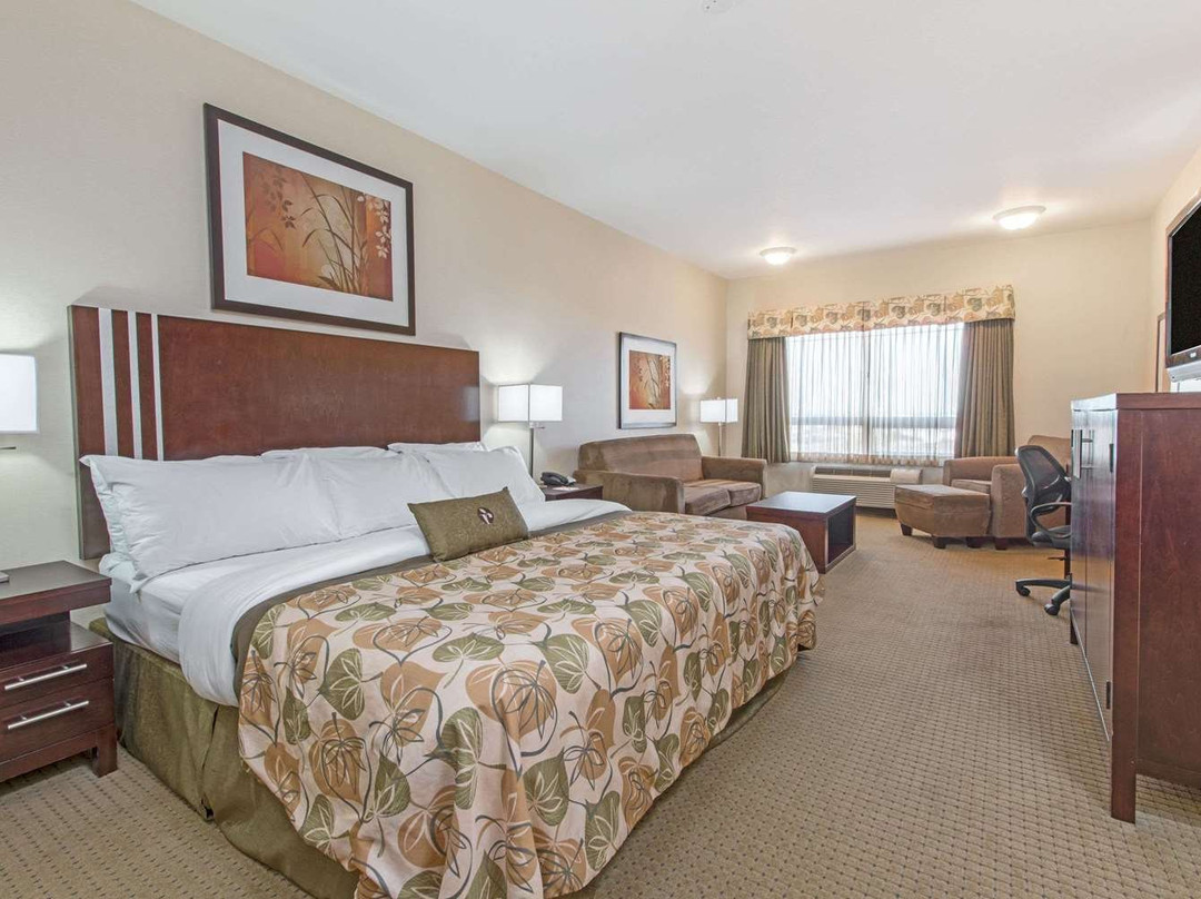 Ramada by Wyndham Wainwright主图