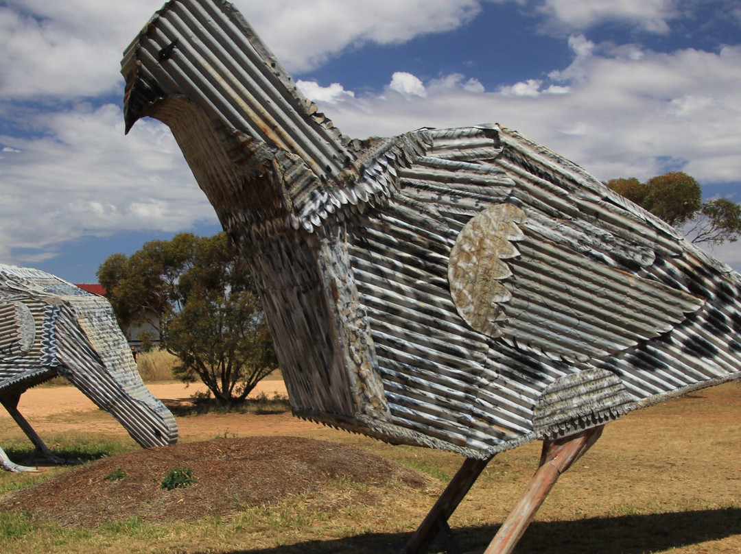 Hopetoun旅游景点-Mallee Hen Sculptures