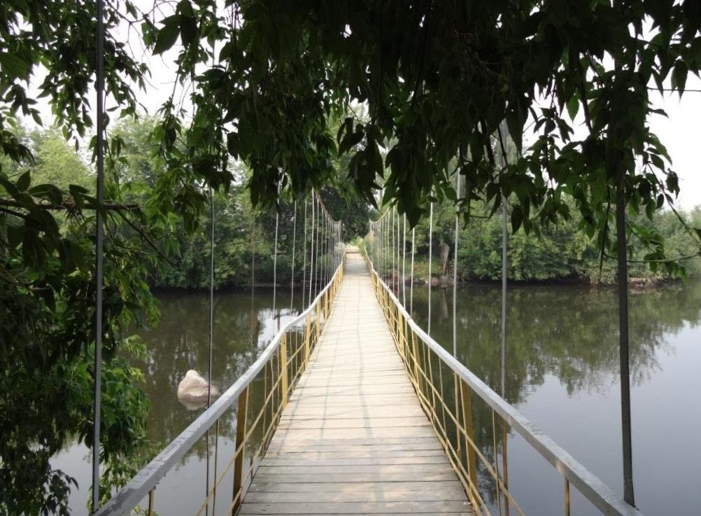 Suspension Bridge Over the River Iset景点图片