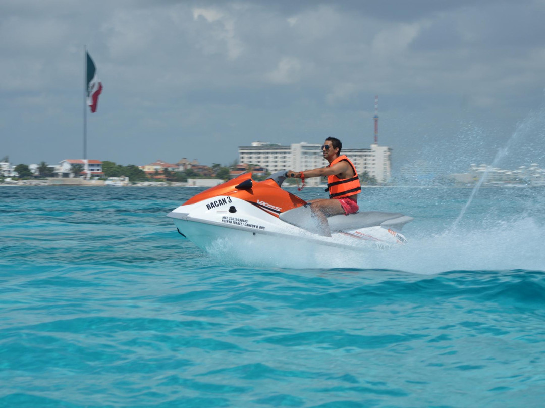 Wave Runners in Cancun-坎昆必去景点