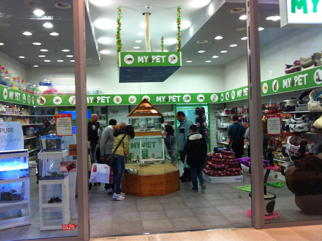 Romaest Shopping Center景点图片