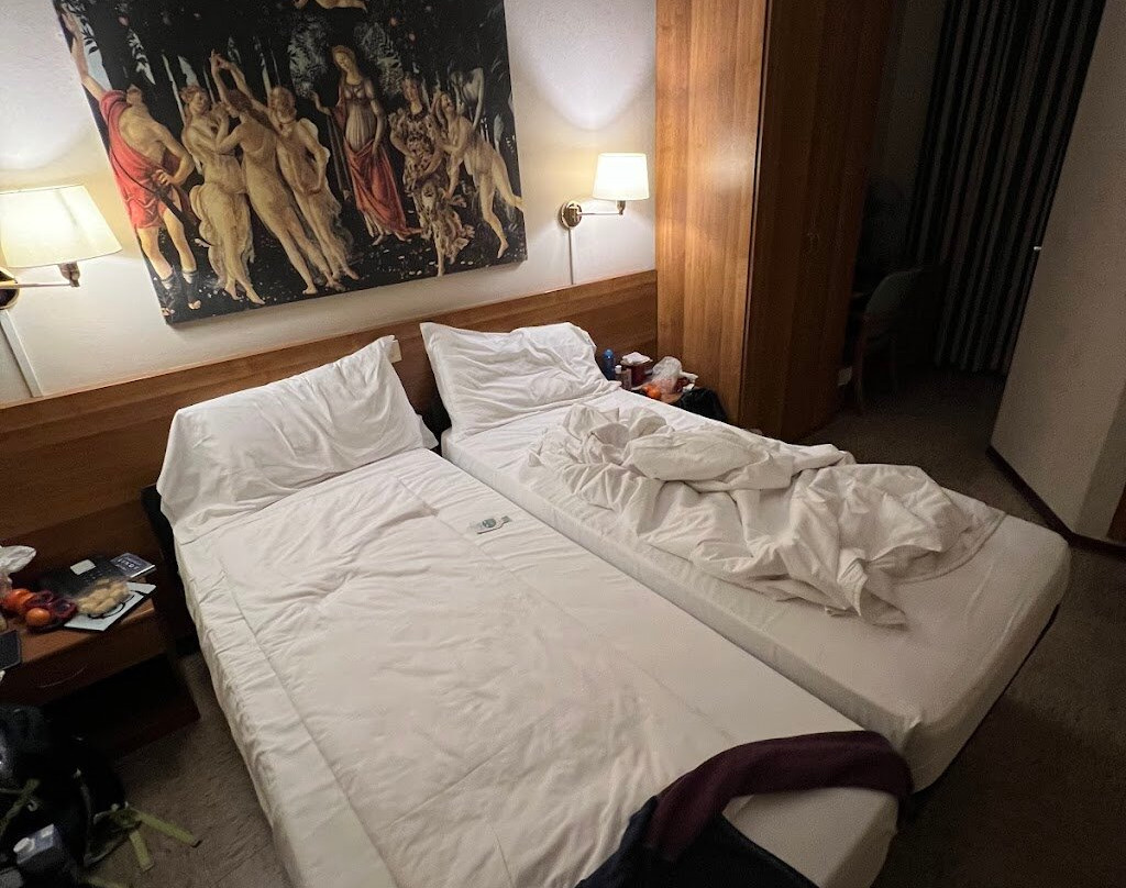 科罗纳酒店主图