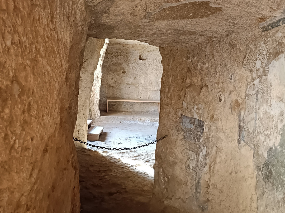 Roman Necropolis-卡莫纳必去景点