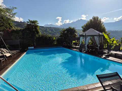 露斯特度假酒店主图