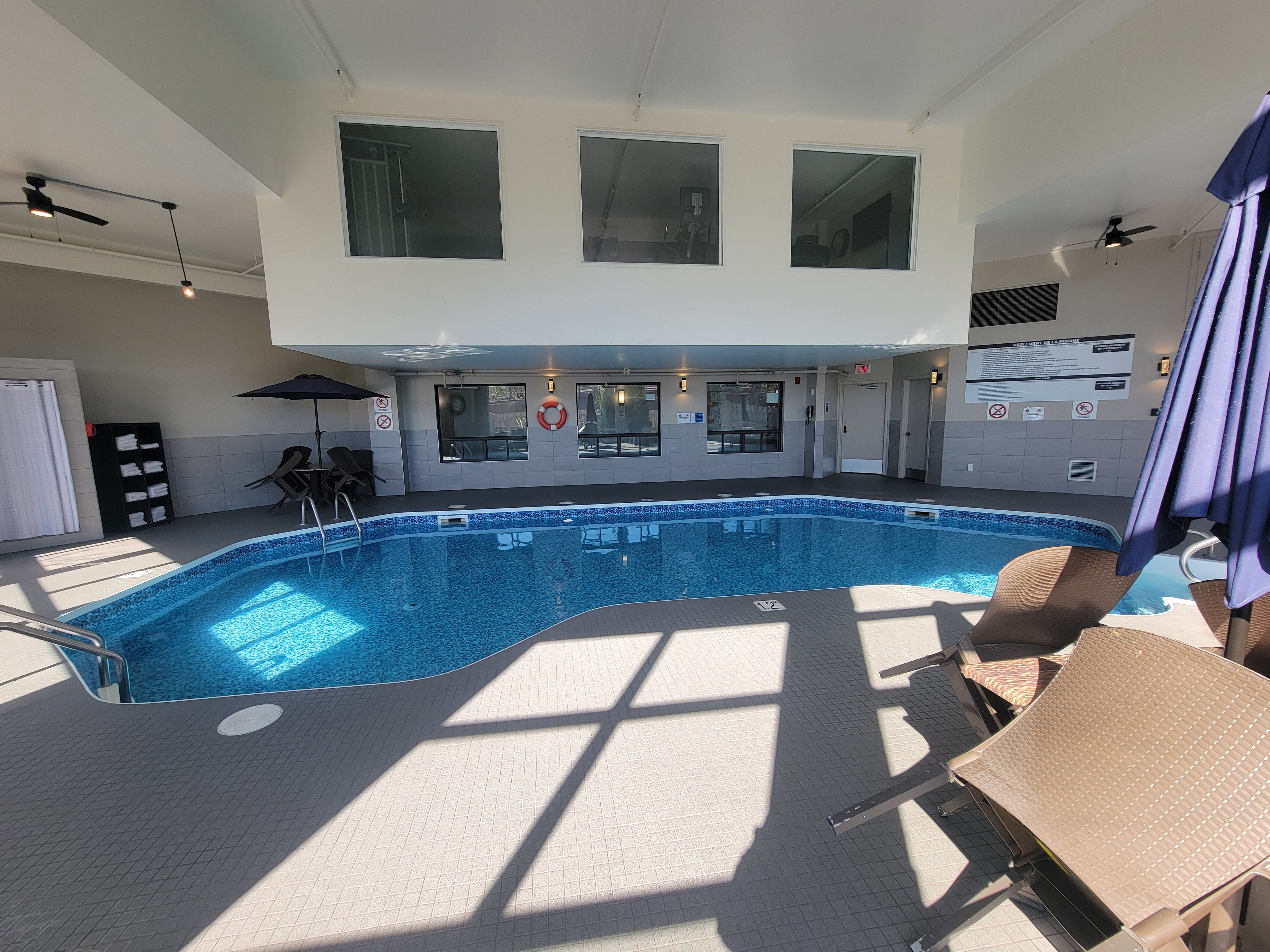 Best Western Hotel Brossard-泳池