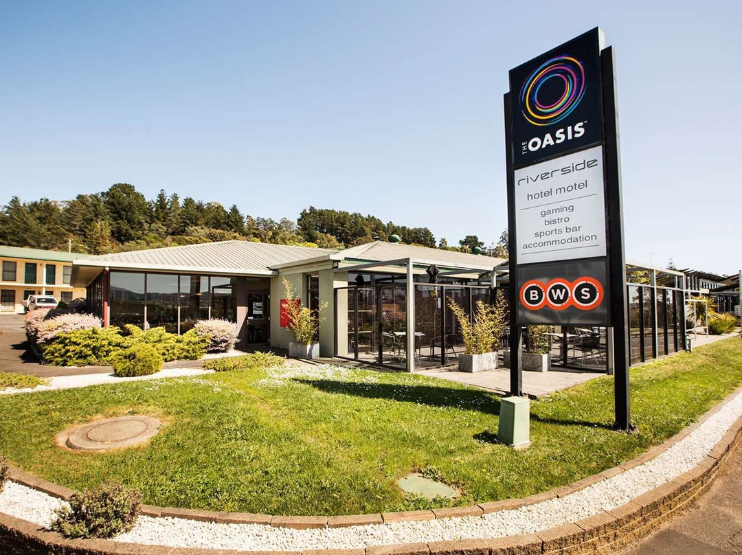 Nightcap at Riverside Hotel主图