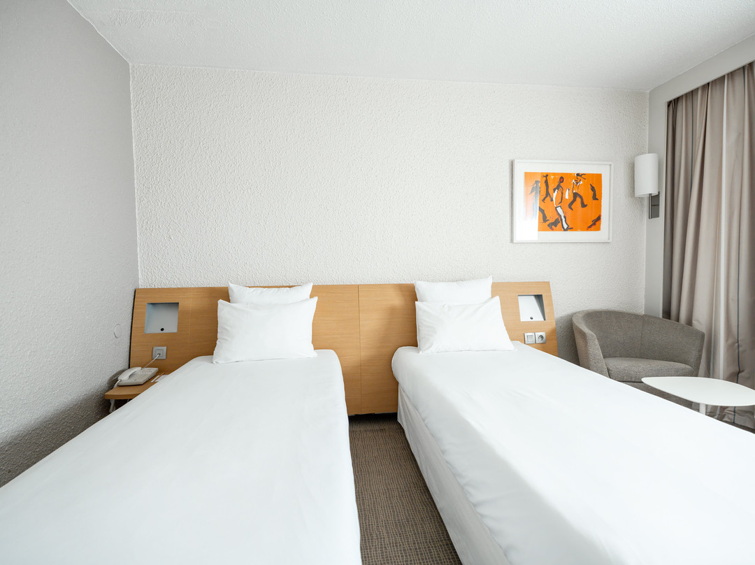 普瓦西奥热瓦勒诺富特酒店主图