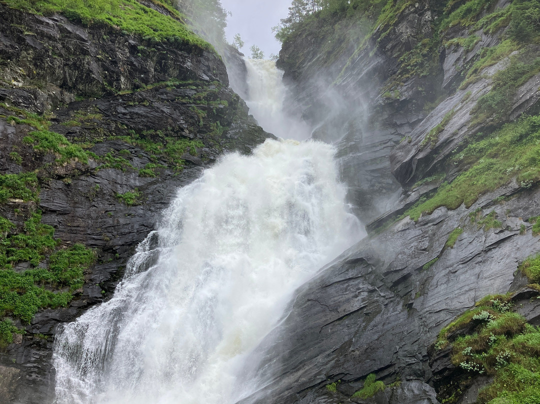 Huldefossen Waterfall-福尔德必去景点