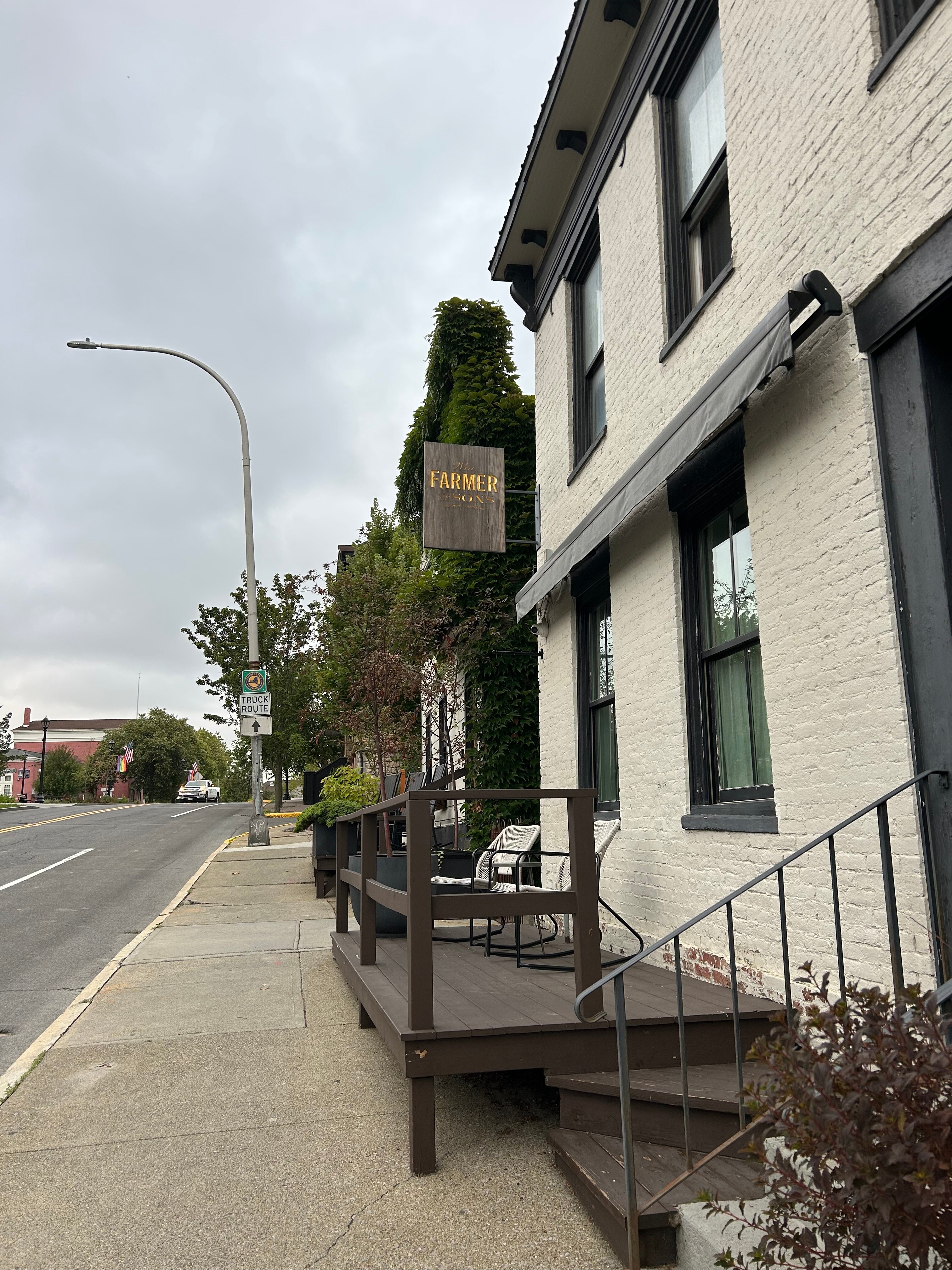 Wm Farmer and Sons Boarding & Barroom-官方
