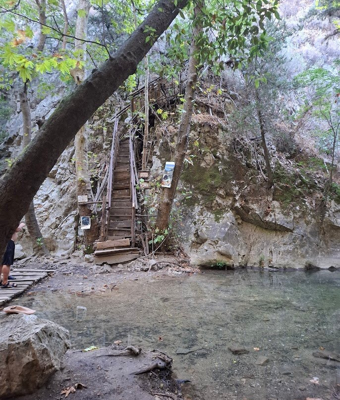 Potami Waterfalls-Karlovasi必去景点