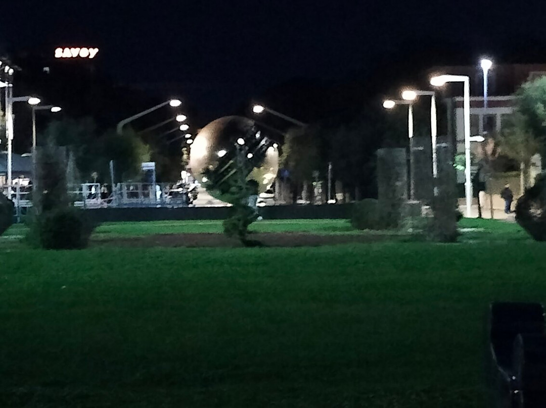 Sfera Grande di Pomodoro-佩萨罗必去景点