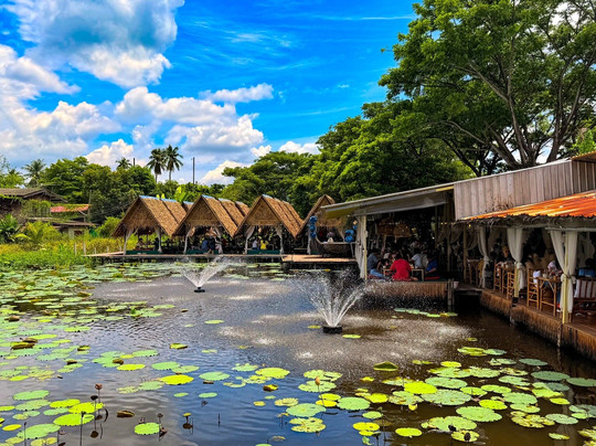 ร้านนั่งห้อยขา