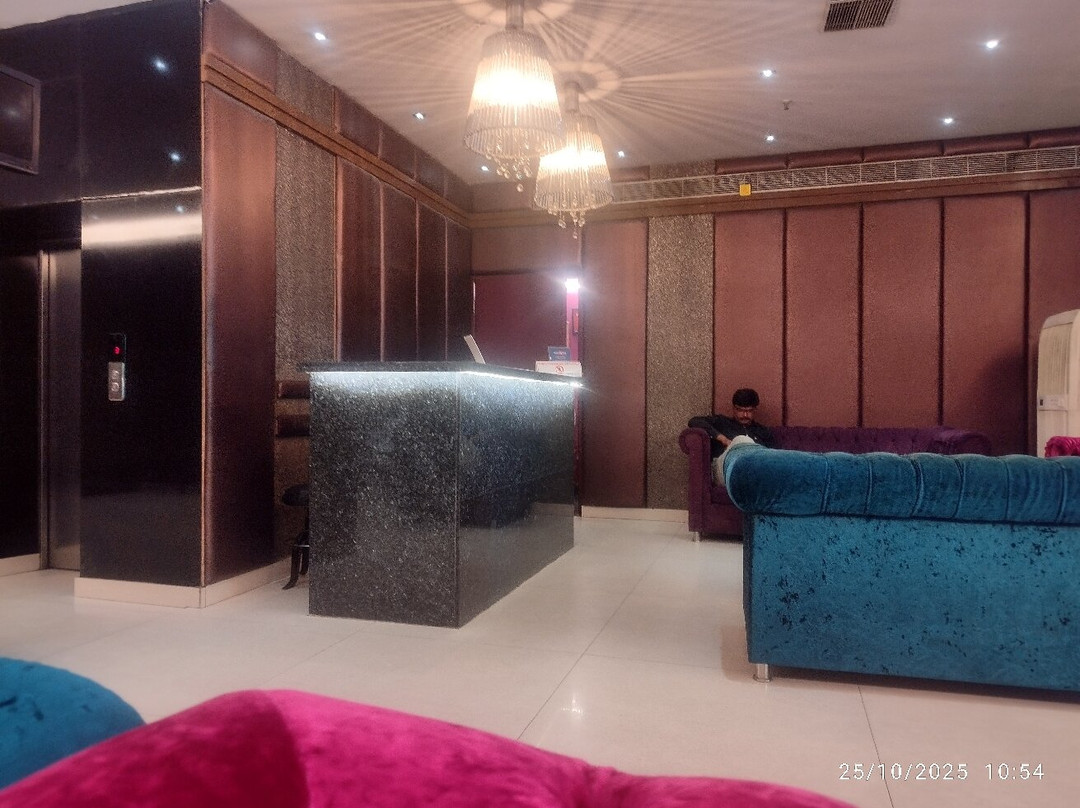 The Purple Leaf Hotel主图