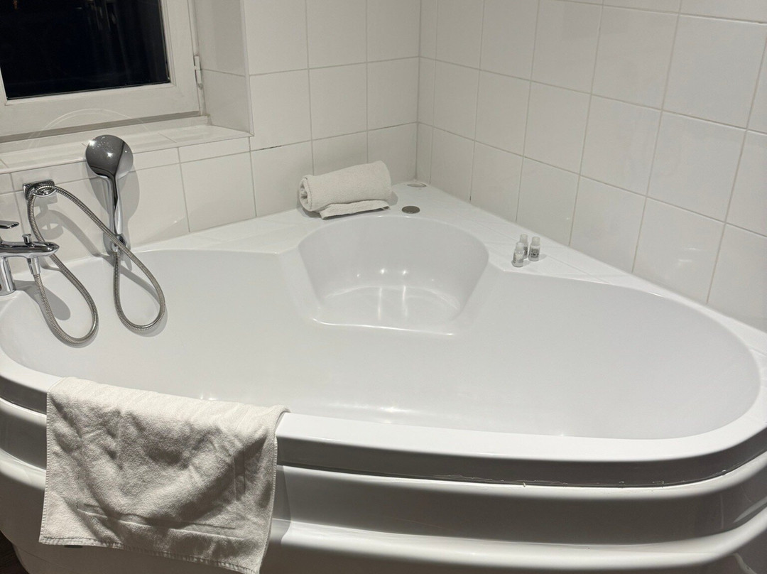 莫萨克红磨坊酒店主图