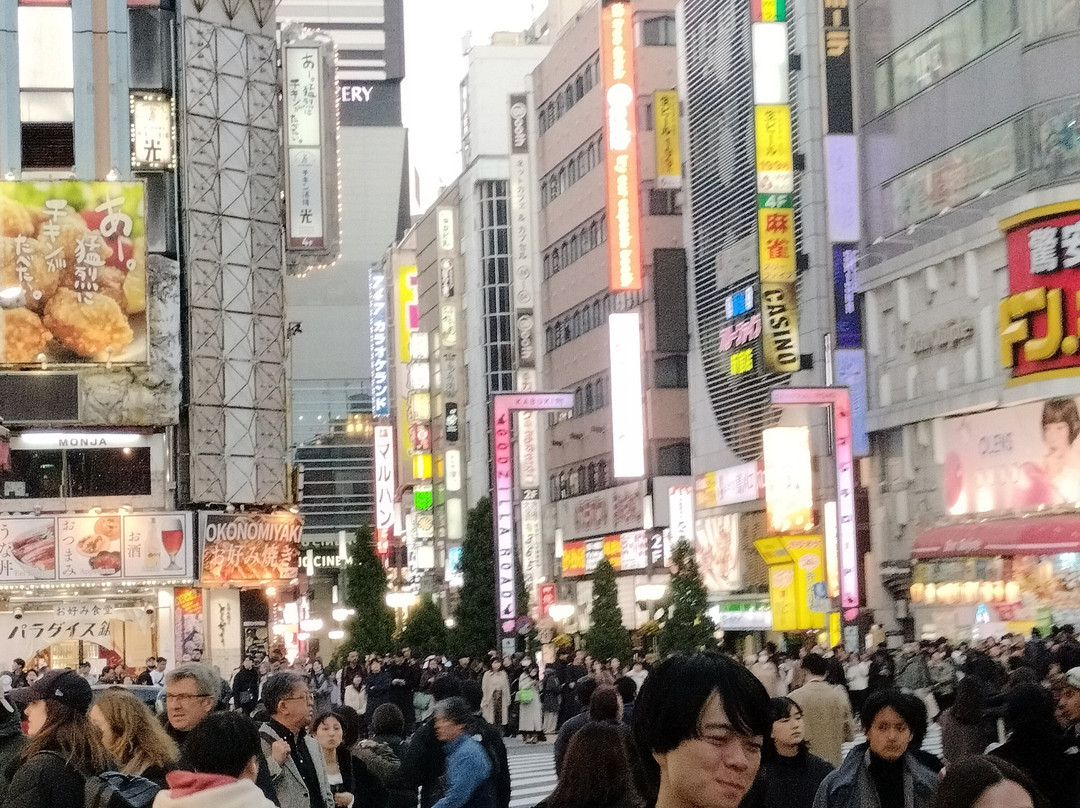 新宿哥斯拉等比头雕-Kabukicho必去景点