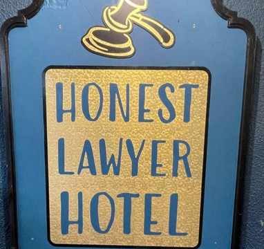 The Honest Lawyer Hotel主图